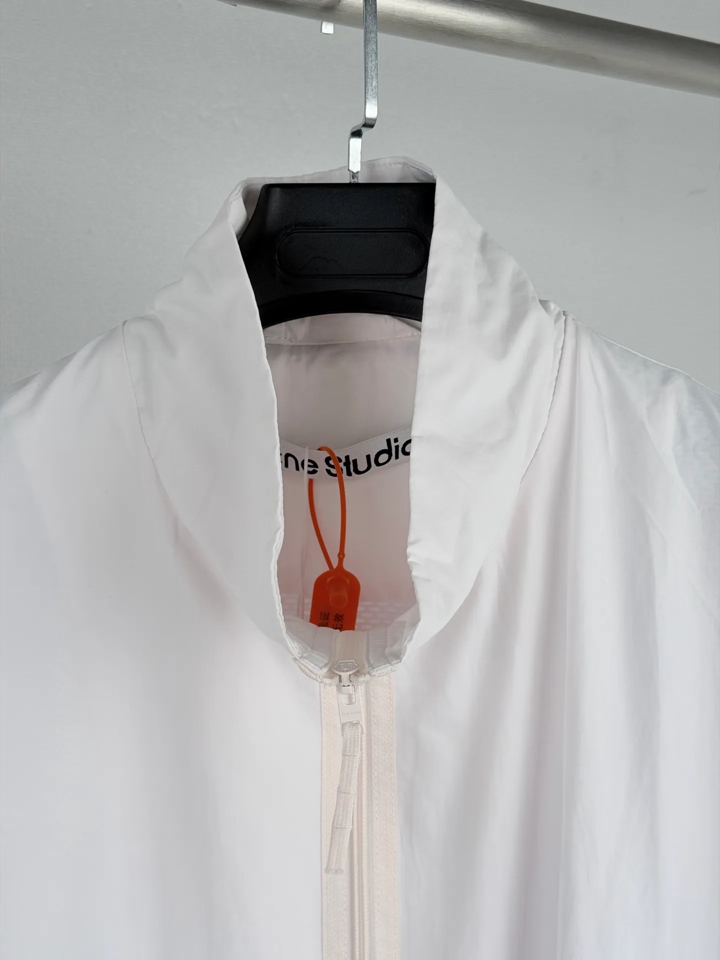 Acne Studios embroidered logo windbreaker jacket. Custom-made Ninglan light woven machine blend. Lightweight and windproof. Stiff and tough. Smoky pink and white calming. It embodies the cool and minimalist Scandinavian aesthetics. Stand-up collar with full zipper for neat opening and closing. Full lining on the inside to improve the smoothness of putting on and taking off. Elastic elasticated precision cuffs at the hem create a relaxed and loose cropped silhouette. Three-dimensional logo embroidery in the same color on the back. Engraved with STOCKHOLM. Chronicle The embroidery is integrated with the body of the garment, hiding the brand's traceability context. The minimalist shape integrates the functional core to interpret the relaxed and relaxed style of high-end ready-to-wear. Process 1: Using imported machine embroidery technology. Using advanced computer control systems and precision mechanical components to realize the Acne Studios logo embroidery operation. High precision. The lines are smooth and delicate. Process 2: The fabrics have been fermented and washed. They have a better hand feel and texture. They are not easy to deform, shrink or fade. Maintain long-term beauty Accessories: Customized 1:1 Acne webbing Customized 1:1 Acne zipper Customized 1:1 Acne trademark Version: Loose version Size: 44 46 48 50